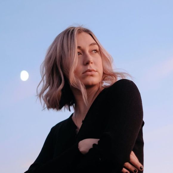 Meet your Posher, Nicole - Picture 1 of 1